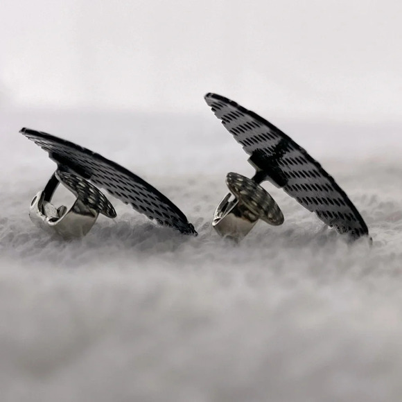 Vintage Black Coated  Metal Mesh Triangle Clip On Earrings - Picture 4 of 8